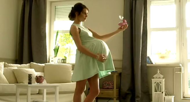 Błyskawiczna ciąża w nowej reklamie butów Bartek (wideo)