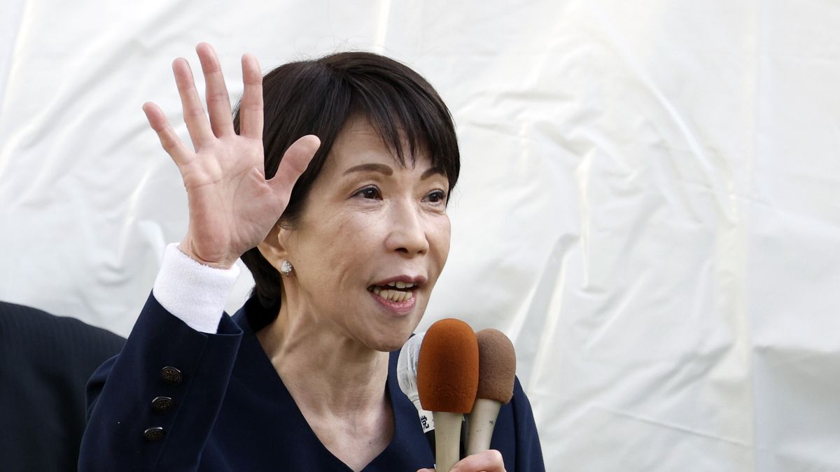 Japanese Prime Minister and leader of the ruling Liberal Democratic Party (LDP) Sanae Takaichi delivers a stump speech during an election campaign rally in Tokyo, Japan, 27 January 2026. Prime Minister Takaichi made her first speech at the kick-off of the official campaigning for the 08 February general election in Akihabara district, known as ?Electric Town.? EPA/FRANCK ROBICHON Dostawca: PAP/EPA.