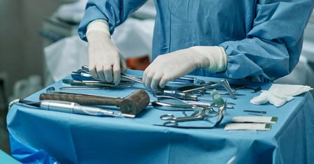 Skrzywdził 299 pacjentów. Głównie dzieci. Wstrząsająca sprawa chirurga z Francji