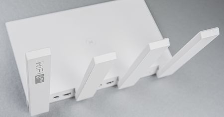 Masz komputer lub telefon z obsługą Wi-Fi 6? Oto przystępny cenowo router Huawei AX3, do którego warto je podłączyć.