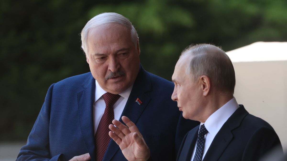MINSK, BELARUS - MAY 24 (RUSSIA OUT) Russian President Vladimir Putin (C) and Belarusian President Alexander Lukashenko attend a welcoming ceremony during their meeting at the Palace of Independence on May 24, 2024 in Minsk, Belarus. Vladimir Putin is having a two-day visit to Belarus. (Photo by Contributor/Getty Images)