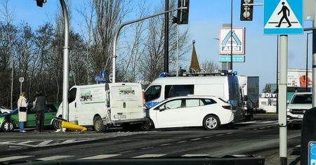 Zderzenie trzech aut na skrzyżowaniu. Jeden pas ruchu zablokowany