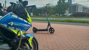 Policja w Płocku kontroluje hulajnogi i rowery. Ruszyły działania "e-Hulajnoga, e-Rower – lokalnie"