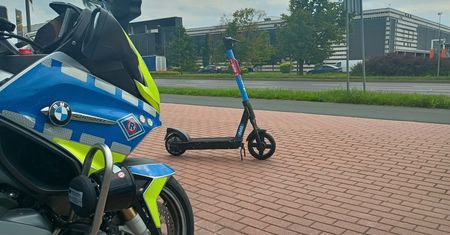 Policja w Płocku kontroluje hulajnogi i rowery. Ruszyły działania "e-Hulajnoga, e-Rower – lokalnie"