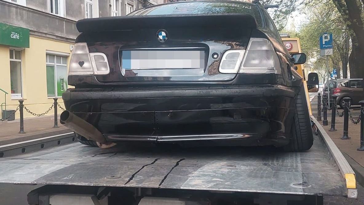 BMW należące do 23-latka odjechało na lawecie