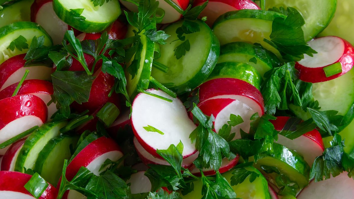 Surówka z ogórkiem i rzodkiewką idealnie pasuje do obiadu