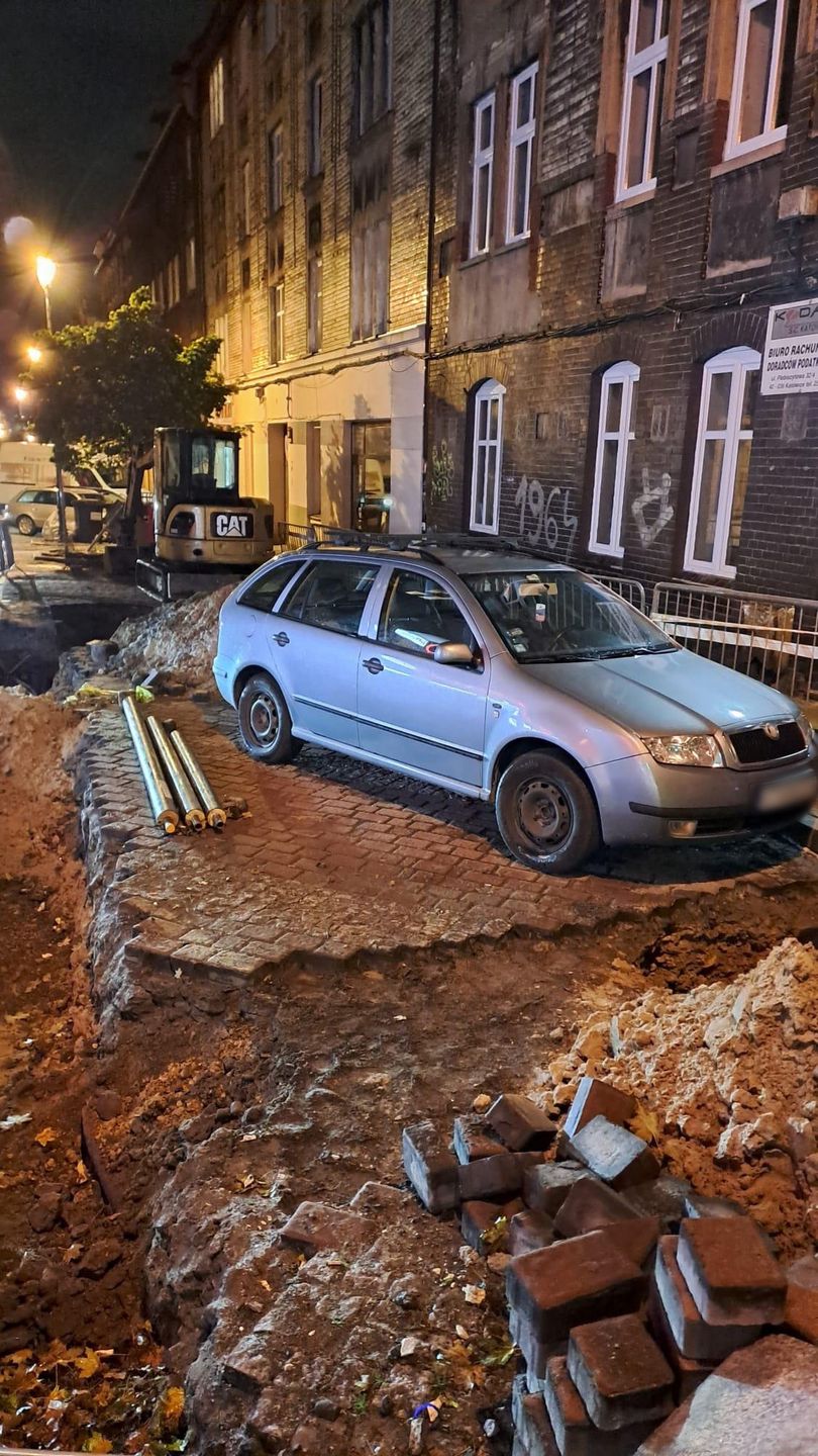 Uwięzione auto na ul.Plebiscytowej w Katowicach