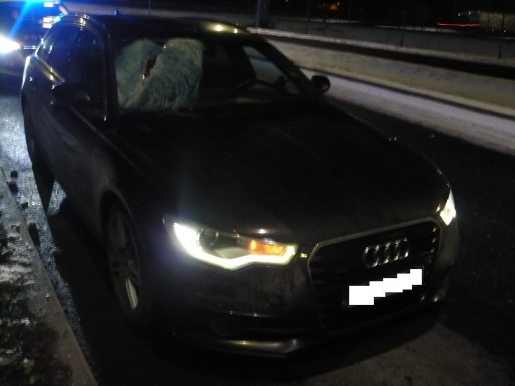 Gniezno: Bryła lodu spadła z ciężarówki na samochód. Pasażerka trafiła do szpitala