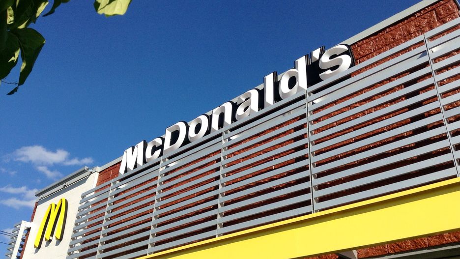 Długowieczne hamburgery i frytki. McDonald's tłumaczy przyczyny.