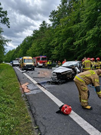 "Trzy osoby zginęły, kierowca uciekł ze szpitala. Prokuratura wydała za nim list gończy".