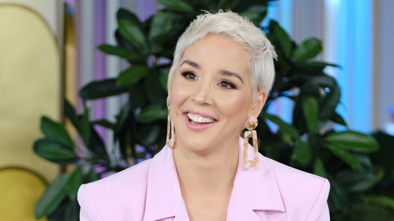 Ciężarna Lil Masti przebrana za PISANKĘ składa życzenia świąteczne