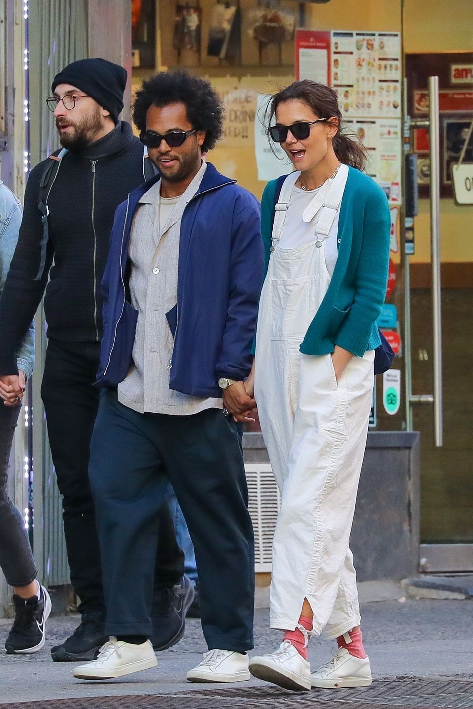 Roześmiana Katie Holmes MIGDALI SIĘ z ukochanym w nowojorskim Central Parku