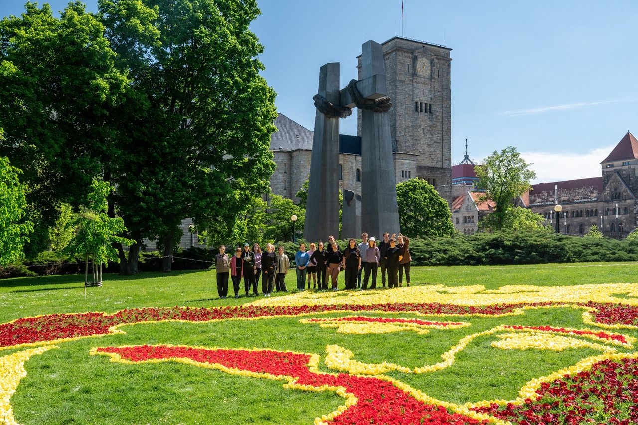 Ogromny Chrobry z… tulipanów przed Teatrem Wielkim
