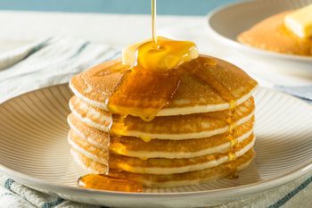 5 składników i 5 minut. Te mięciutkie i pulchne placuszki odmienią każdy poranek