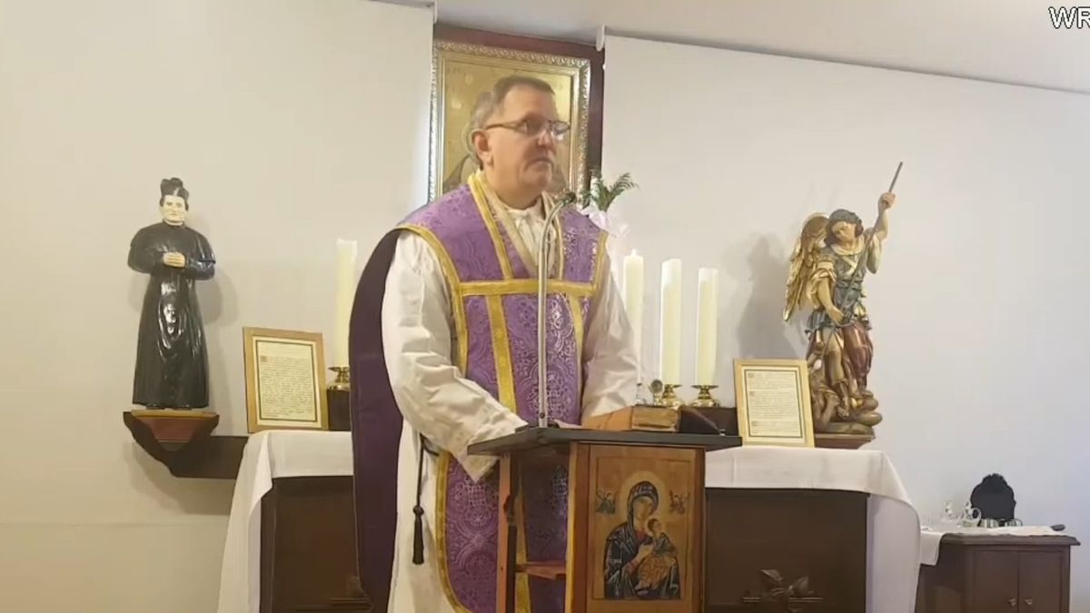 W Internecie zamieszczonych jest wiele filmów, na których ks. Woźnicki karci swoich wiernych