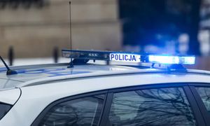 Pobicie policjanta. Był uderzany w głowę