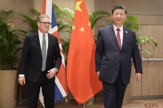 Kłaniają się Xi Jinpingowi w Pekinie. Ekspert o Brytyjczykach: kompletna naiwność