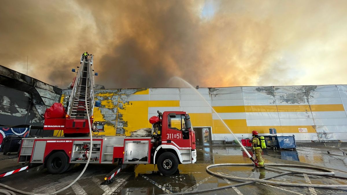 Dogaszanie pożaru kompleksu handlowego przy ul. Marywilskiej 44 w Warszawie