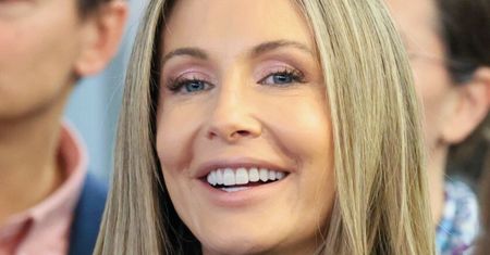 Odziana w błękitne bikini Małgorzata Rozenek byczy się na dubajskiej plaży z Radziem i Heniem. Forma życia?