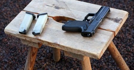 Przystawił 17-latkowi broń do głowy. Zaprowadził go do żony