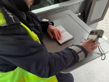 Z prawie trzema promilami jechał na randkę. Wsiadł za kierownicę traktora i uderzył w busa
