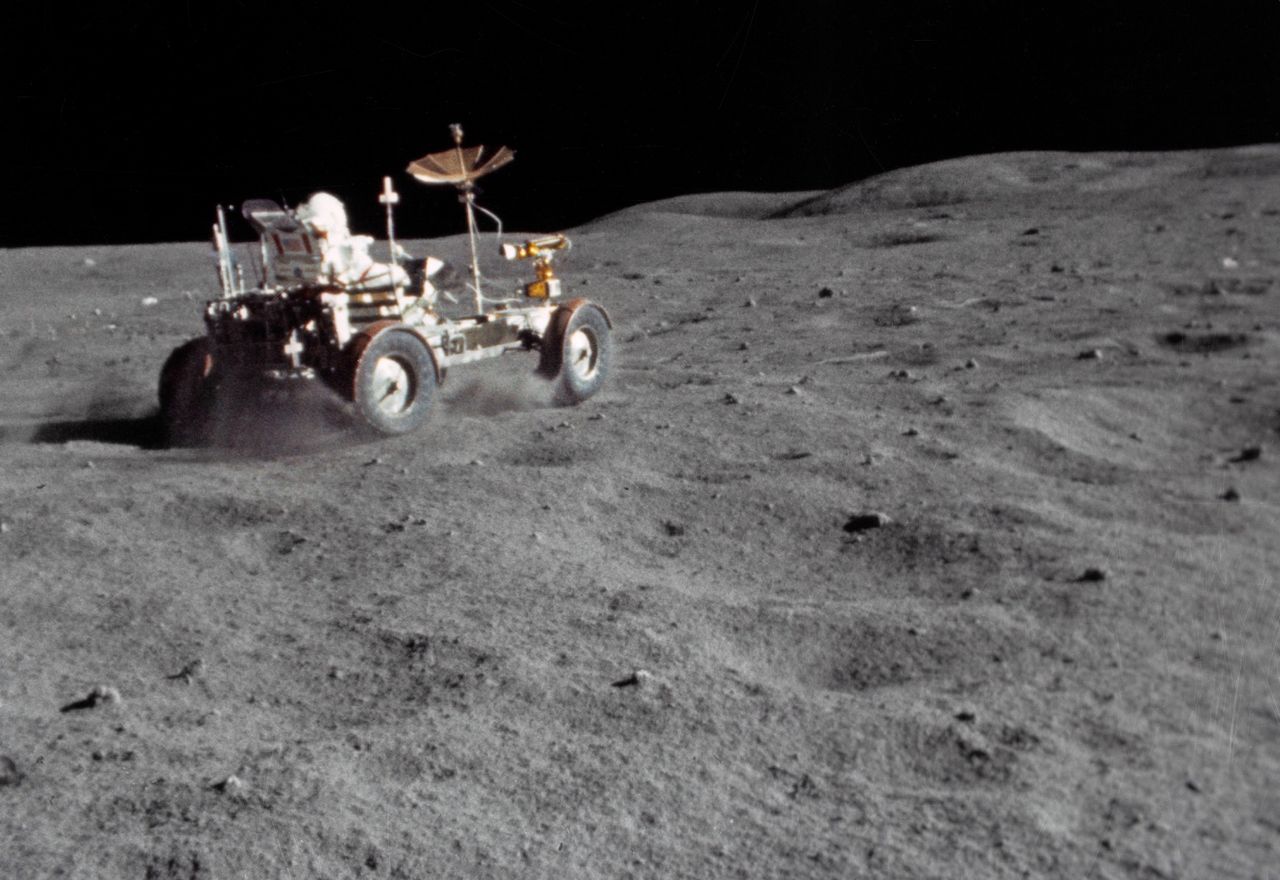 Łazik LRV podczas "księżycowego grand prix" na misji Apollo 16 w roku 1971