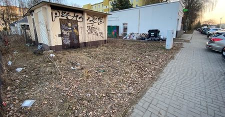 „Dzikie wysypisko” w środku osiedla Poręba w Lublinie. Śmieci przy Żabce zalegają od ponad dwóch tygodni [ZDJĘCIA]