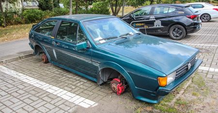 Usuwanie opuszczonego auta z parkingu. Jak to zrobić?