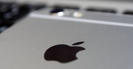 Apple pozwoli na więcej. NFC w iPhonie będzie biletem i kluczem hotelowym