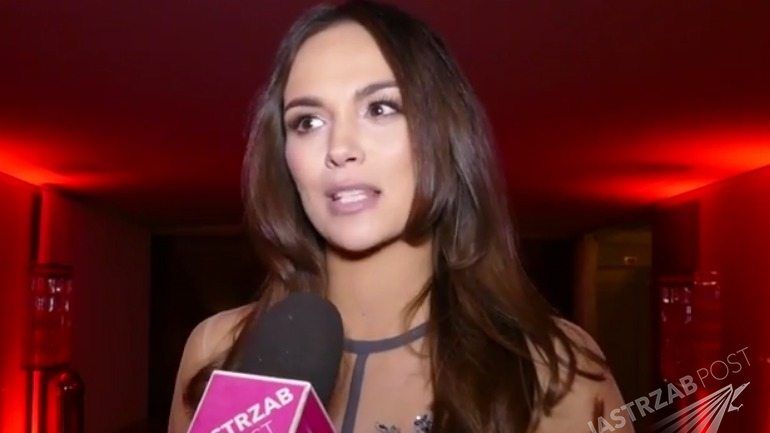 Paulina Krupińska karmi piersią dziecko