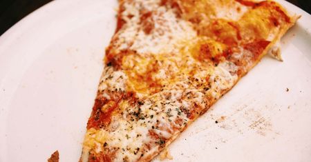 Przepis na nowojorską pizzę. Włosi robią ją inaczej. Pomysł na pyszny obiad
