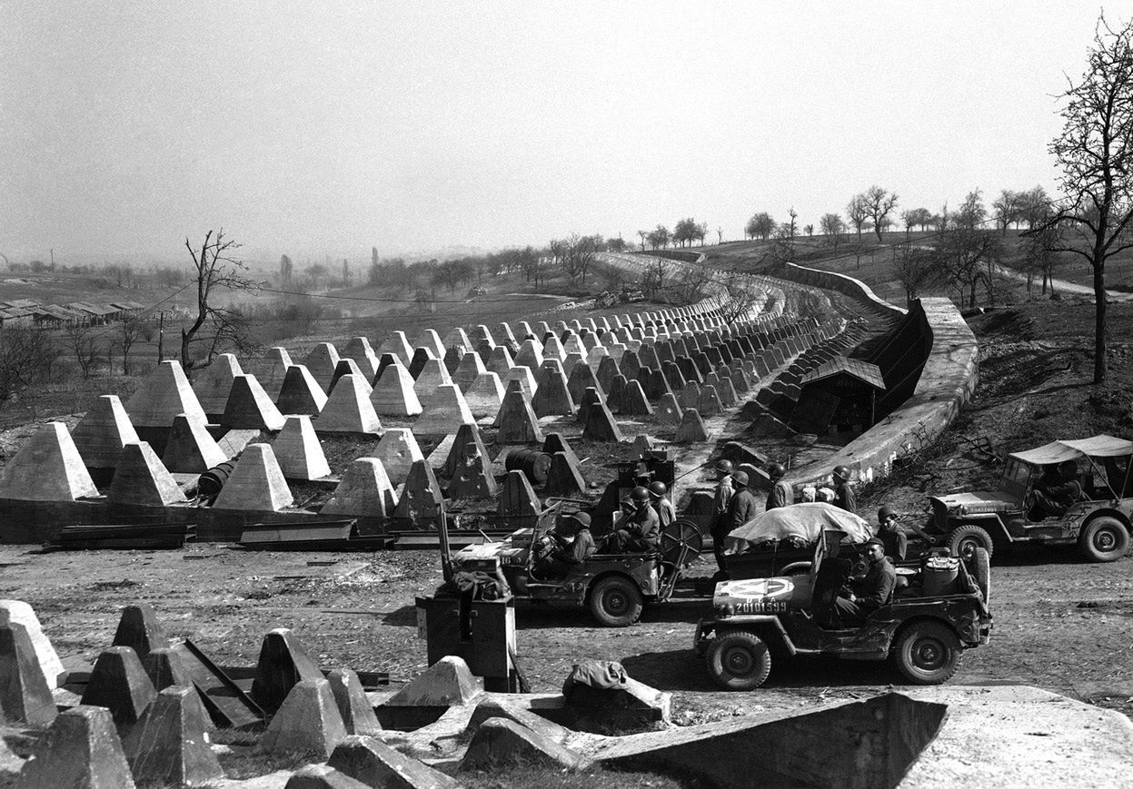 Linia Zygfryda - zęby smoka (fotografia z 1944 r.)