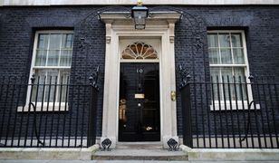Zdjęcia z 10 Downing Street zalewają sieć. Coś tutaj jest nie tak
