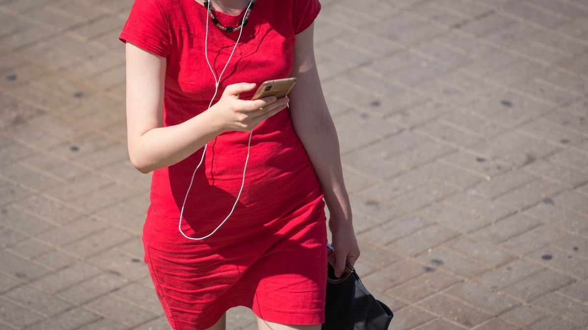 Stock Arkadiusz Zi�?ek
fot: Arkadiusz Ziolek/ East News. Warszawa. 22.09.2019.  n/z Rozmowa na ulicy przez telefon komorkowy.
ARKADIUSZ ZIOLEK