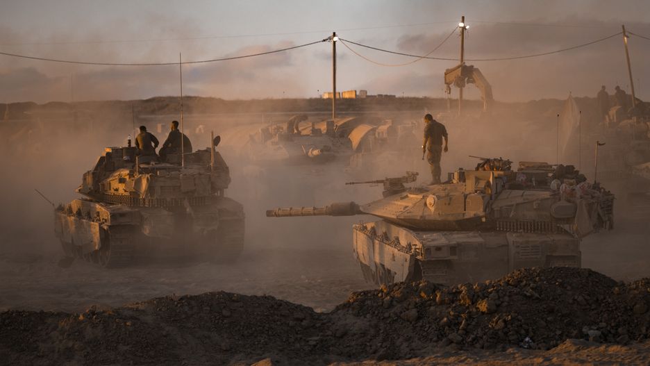GAZA BORDER, ISRAEL - AUGUST 18: IDF soldiers prepare tanks on August 18, 2025 near the Gaza Strip's northern borders, Israel. On Monday it was reported that Hamas has agreed to the most recent ceasefire and hostage release proposal with Israel. Meanwhile, Israel has continued carrying out strikes in Gaza as part of Prime Minister Benjamin Netanyahu's plan to expand the IDF offensive to fully occupy the enclave. The move has been met with widespread condemnation by the international community, as well as hostage families, who say the operation will further endanger the 20 or hostages still believed to be held alive by Hamas in Gaza, as well as one million Palestinians in Gaza City, who are already facing displacement and an acute hunger crisis.   (Photo by Elke Scholiers/Getty Images)