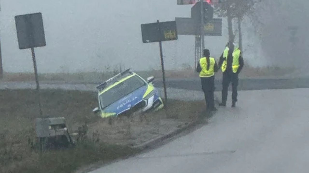 Radiowóz Policji wypadł z drogi na DK62. Policjant ukarany mandatem