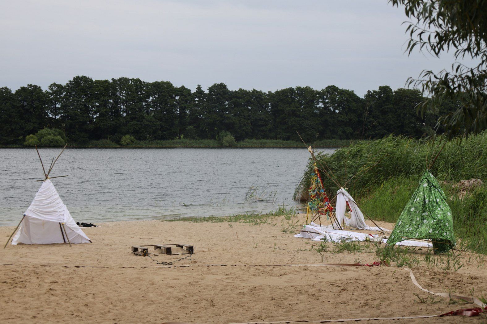 Plaża w Rybitwach – spokojny zakątek nad Jeziorem Lednickim