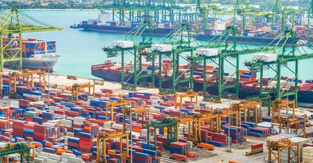 Polskie firmy płacą krocie za transport z Chin. A import i tak rośnie