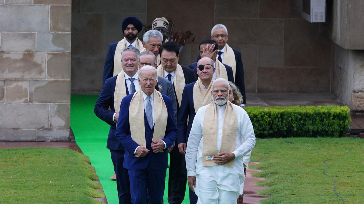 A handout photo made available by the Indian Press Information Bureau (PIB) shows Indian Prime Minister Narendra Modi (front R) walking with US President Joe Biden (front L) and other world leaders upon arrival at the Mahatma Gandhi's memorial in Rajghat, New Delhi, India, 10 September 2023. World Leaders paid tribute to Mahatama Gandhi on the second day of the G20 Summit. EPA/INDIA PRESS INFORMATION BUREAU HANDOUT EDITORIAL USE ONLY/NO SALES Dostawca: PAP/EPA.