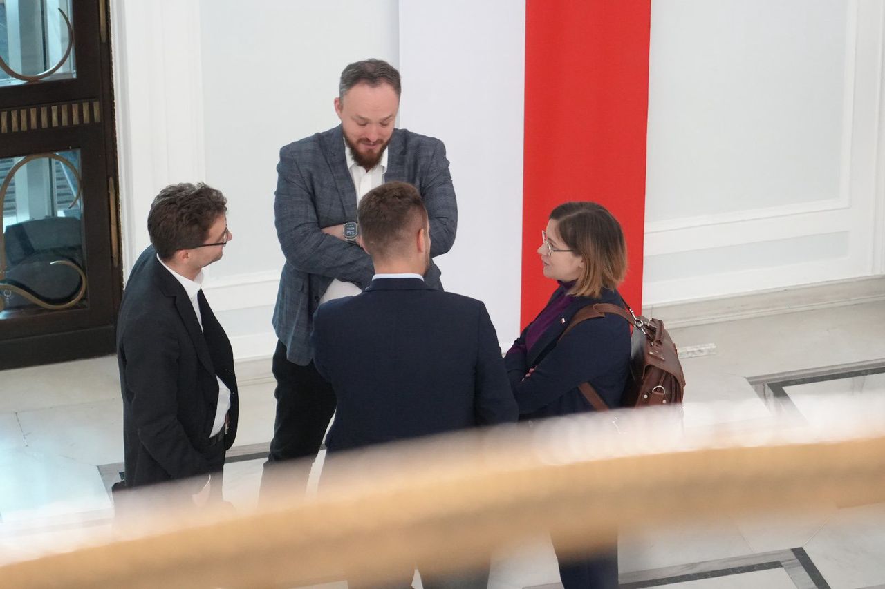 Zrobił zdjęcie z ukrycia w Sejmie. W sieci lawina komentarzy