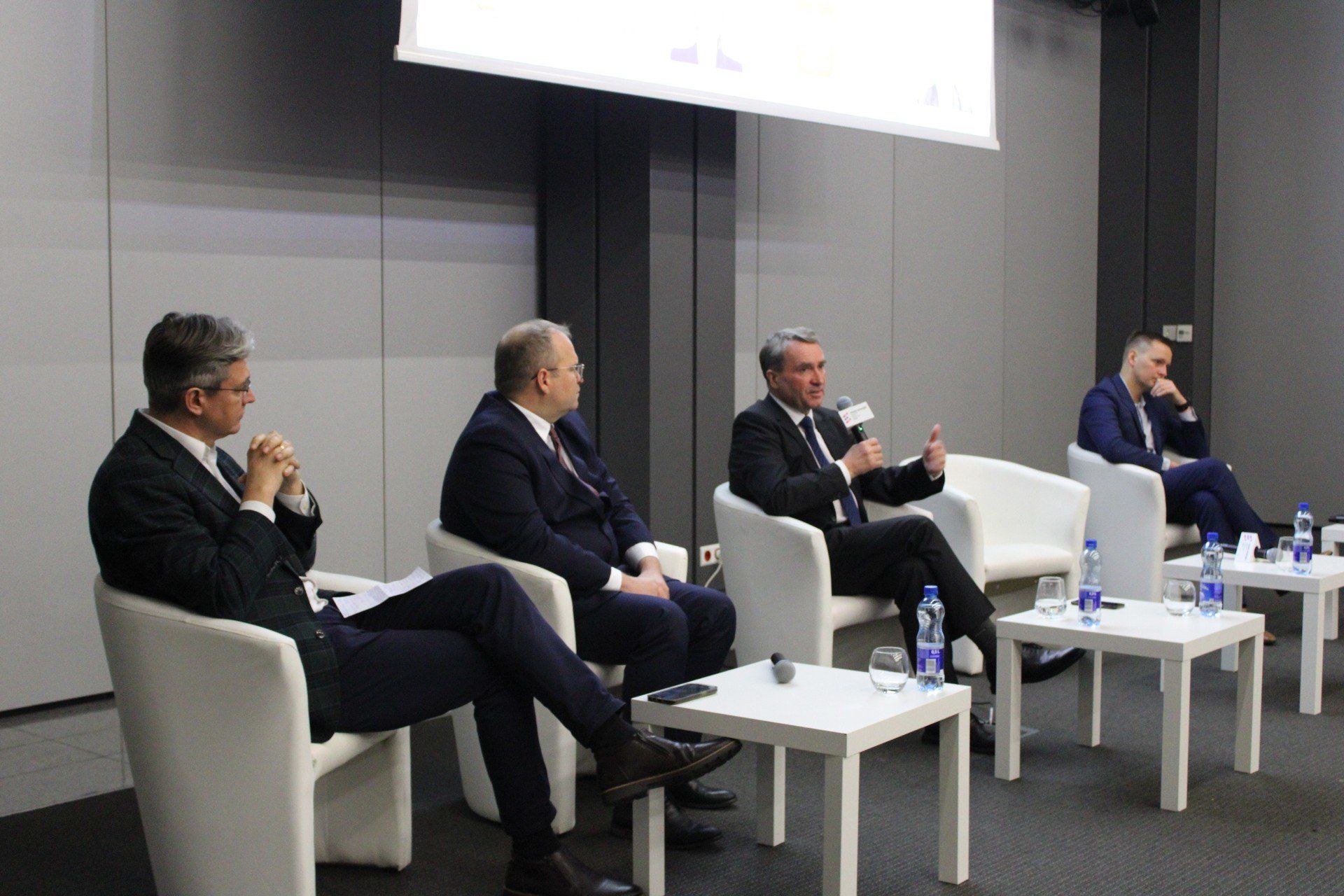 Zdrowie gwarantem długiego życia. Panel podczas Nowa Energia. Regionalne Forum Ekonomiczne Kielce 2025 - Medycyna Przyszłości. Na zdjęciu od lewej uczestnicy: europoseł Adam Jarubas, prorektor UJK Michał Arabski, był wiceminister zdrowia Marek Kos oraz ginekolog-położnik Jakub Młodawski.