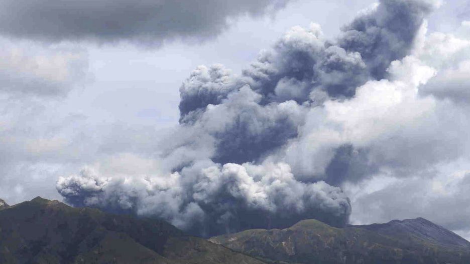 Popiół z wulkanu Aso wydobywa się na wysokość 3,5 m 