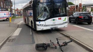 Pijany rowerzysta wjechał prosto pod jadący autobus. 63-latek odbił się od szyby i upadł na asfalt