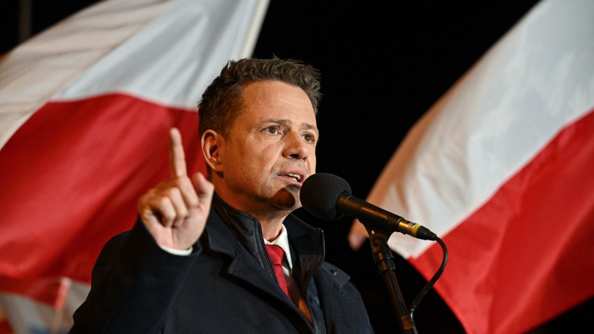 Tarnobrzeg, 18.05.2025. Wybory prezydenta RP - I tura. Kandydat KO w wyborach prezydenta RP, prezydent Warszawy Rafał Trzaskowski podczas akcji Przybij 5-tkę z Trzaskiem, 18 bm. w Tarnobrzegu. Zakończyło się głosowanie w I turze wyborów prezydenta RP. (aldg) PAP/Piotr Polak