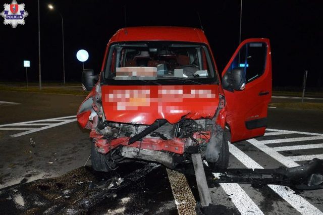 Zderzenie BMW z busem w Zamościu. Jedna osoba trafiła do szpitala (zdjęcia)