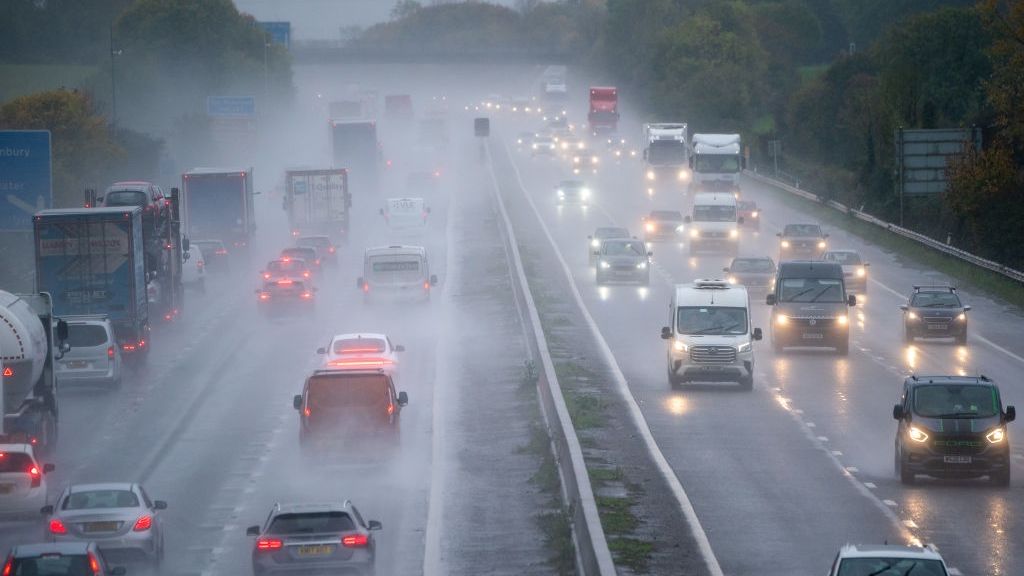 W Europę  uderzył  orkan Ciaran. Przyniósł bardzo silne wichury, burze i ulewy