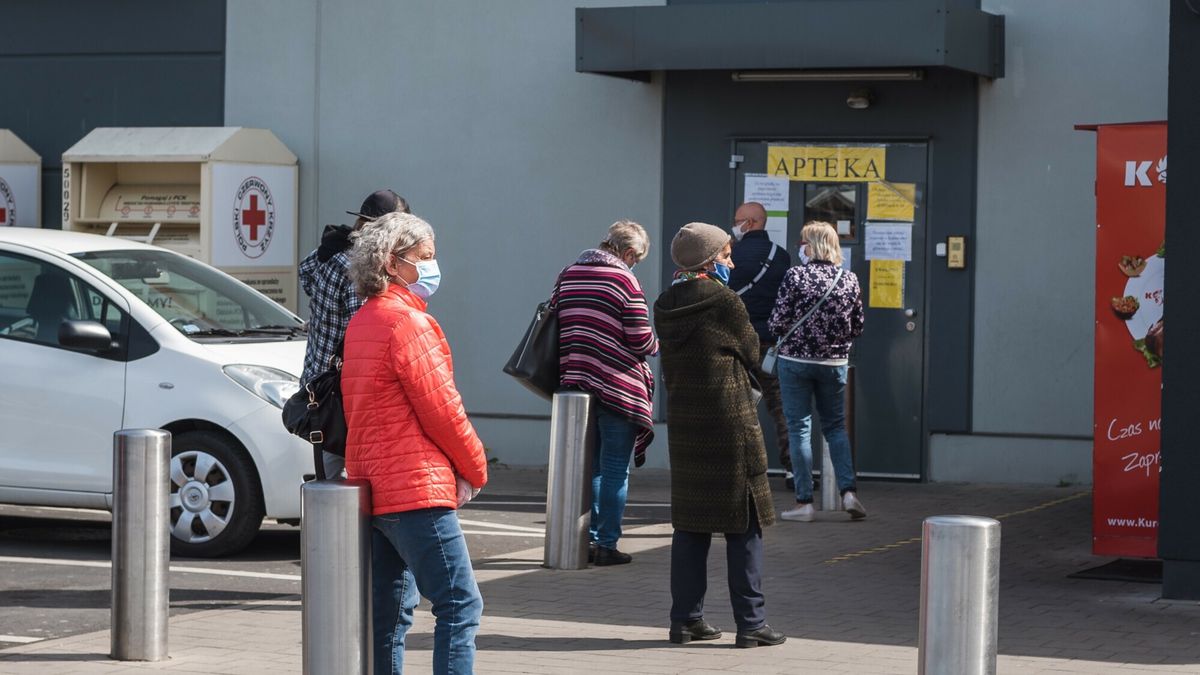 Czterodniowe zwolnienie lekarskie pobierane przez pracowników raz w roku na żądanie - taką propozycję przedstawił prezes Naczelnej Rady Lekarskiej