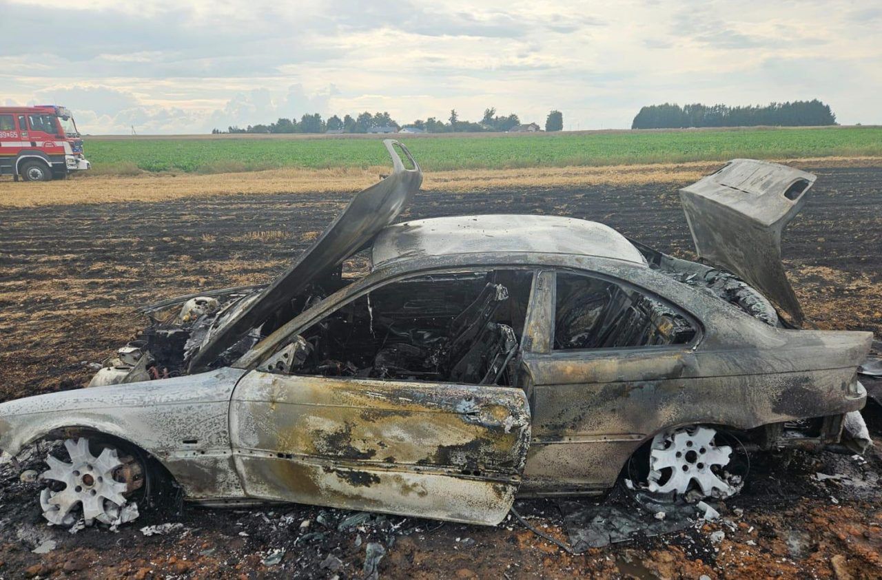 Zamość: Niebezpieczne żniwa w regionie. Spłonął samochód