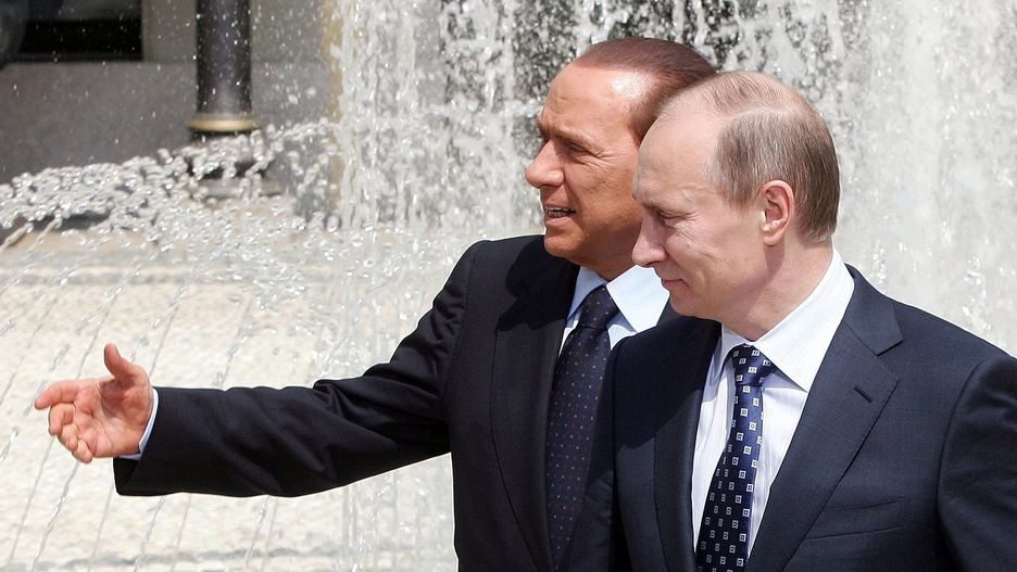 Putin and Berlusconi
epa02132296   Italian Prime Minister Silvio Berlusconi (L) points out items of local interest to Russian Prime Minister Vladimir Putin during a break in their summit at Villa Gernetto in Lesmo near Milan April 26, 2010.  EPA/MATTEO BAZZI
Dostawca: PAP/EPA.
MATTEO BAZZI