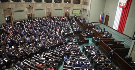Blokada środków dla Polski? "Kompromitujecie Polskę"